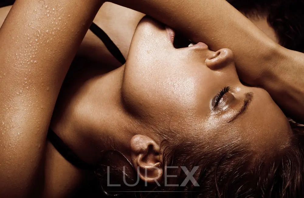 Szenvedélyes női orgazmus, élvezettel teli arc, érzéki pillanat közelről.