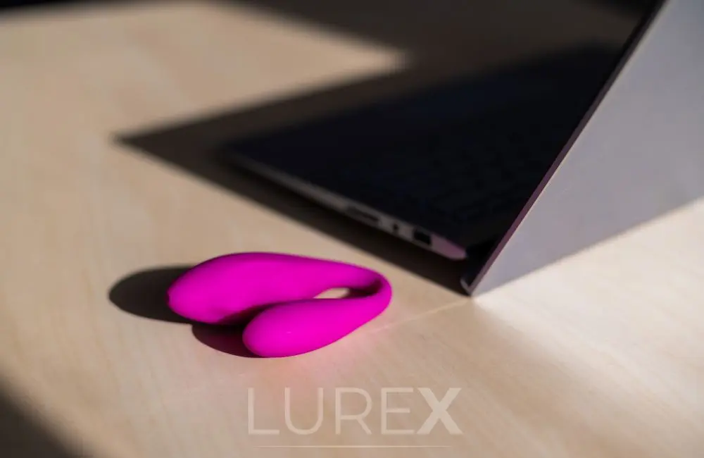 Rózsaszín páros vibrátor, szexuális segédeszköz pároknak, modern dizájnnal.