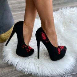 Velvet Blossom - hímzett, platformos magassarkú